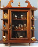 JOLIE PETITE VITRINE En BOIS Dim. 36 X 11,5 X 46cm De Haut. Contenant 21 Miniatures De Parfum Différentes - TBE - Miniatures Femmes (sans Boite)