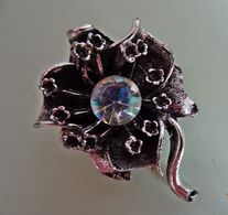 Broche Vintage En Forme De Fleur Avec Cristal De Bohème En Son Centre - Broches