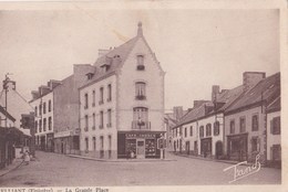 Carte Postale  : Elliant (29) La Grande Place    Cliché Petillon    Ed Fanch      Café Tabac - Elliant