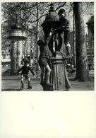 Paris: Fontaine Wallace Place St Sulpice Par Doisneau (1946) - Doisneau