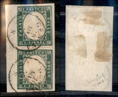 1194 ANTICHI STATI - SARDEGNA - 1855 - 5 Cent Verde Mirto Chiaro Scuro (13Aq) - Coppia Verticale Su Frammento - Appena C - Autres & Non Classés