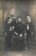 Carte Photo Ancienne : Photo De Famille D'un Couple Et Ses 2 Enfants - Genealogie