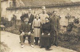 Carte Photo Ancienne : Photo De Famille Avec Un Militaire - Genealogia