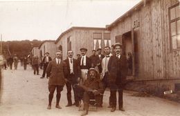 GEFANGENENLAGER BEI HOLZMINDEN CARTE PHOTO PRISONNIERS DEVANT LEUR BARAQUEMENT - Holzminden