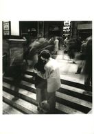 Paris Les Amoureux De La Gare St Lazare Par Doisneau (1950) - Doisneau