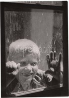Cca 1930-1940 Osoha László: Ablakban; Vintage Kép, Szerzői Pecséttel, 22x16 Cm - Autres & Non Classés