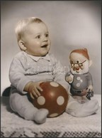 Cca 1962 Színezett Gyerekfotók Kerti Törpével, 2 Db Vintage Fotó, 24x18 Cm - Autres & Non Classés