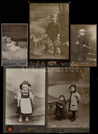 Cca 1900 Gyermekek Műtermi Portréi, 5 Db Keményhátú Fotó Különböző Műtermekből, 10,5x6,5 és 16,5x10,5 Cm - Autres & Non Classés
