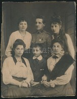 1917 Osztrák-magyar Szakaszvezető Családi Fotója, Kitüntetésekkel, Kartonra Kasírozva, 21,5x17 Cm - Autres & Non Classés