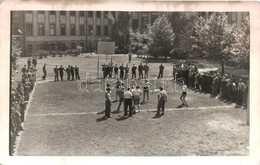 * 1943 Budapest (?) Azonosítatlan Szakiskola Ebéd Utáni Szünetben és Visegrádi Kiránduláson, 2 Db Fotó Képeslap / 2 Phot - Non Classés