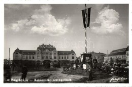 * T1/T2 Nagybánya, Baia Mare; Rákóczi Tér, Országzászló, István Szálló / Square With Hungarian Flag, Hotel - Non Classés