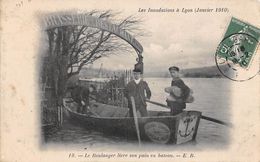 Métier:      Boulanger. Pâtisserie.    Lyon  69 Inondations 1910 .  Le Boulanger Livre Son Pain En Bateau    (voir Scan) - Autres & Non Classés