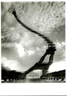 Paris Tour Eiffel : Distorsion Optique Par Doisneau (1982) - Doisneau