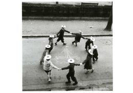 Montrouge (92) : La Ronde Des Pompons Par Doisneau (1955) - Doisneau