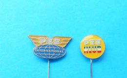 PEZ CLUB - INTERNATIONAL ... Nice Rare Lot Of 2. Vintage Pin Badge * Anstecknadel Abzeichen Spilla Distintivo - Pez