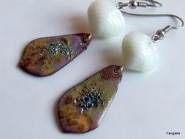 Boucles D'oreilles Artisanales émaux Sur Cuivre Multicolore Et Coquillage En Verre  A La Fois Sobres, élégantes Et Origi - Ohrringe