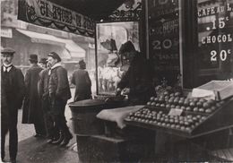 CPM 10X15  REPRODUCTION . PARIS 1900  ( Marchand De Marrons ) "Chauds Les Marrons! Chauds!" - Mercaderes