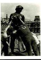 Paris : Jardin Des Tuileries Vénus Prise à La Gorge 1964 Par Doisneau - Doisneau