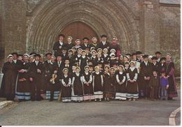 CPM  France  85  Vendée  Folklore Vendéen Groupe Maraichin  Le Bouquet Salaïe Devant Porche De L’Eglise - Beauvoir Sur Mer