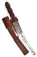 XX. Sz. Eleje: Indiai Dísztőr, Vésett Pengével, Kidolgozott Bőr Hüvellyel / Indian Dagger With Elaborated Leather Sheath - Other & Unclassified