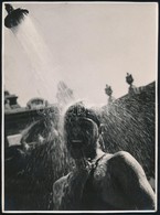 Piri Reisz: Zuhany Jelzett Vintage Fotó, Sarkán Törésnyommal,  24x15 Cm - Other & Unclassified