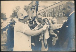 Cca 1940 Auguszta Hercegasszony Egy Társadalmi Eseményen, Müllner Hidegpecséttel Jelzett, Vintage Fotója, 15,5x23 Cm - Other & Unclassified