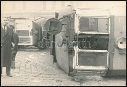 1956 Felborult Villamos A Körúton, Fotó, Hátulján Feliratozva, 10,5×16 Cm - Autres & Non Classés