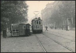 1956 Felborult 49-es Villamos A Körúton, Fotó, 10,5×16 Cm - Autres & Non Classés