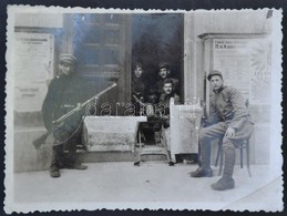 1919 Budapest, Gépfegyveres őrség Egy Középület Kapujában A Június 24-i Ellenforradalom Utáni Napokban 8.5×11.5 Cm (saro - Other & Unclassified