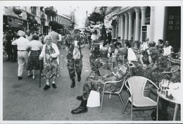 1990-es évek Budapest, Amerikai Katonák A Belvárosban, Szandelszky Béla Felvétele, Hátoldalán Jelzett, 12x18 Cm - Other & Unclassified
