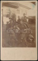 Cca 1916 A Király-sört Hordóra Verő Katonák A Harc Szünetében, Fotólap, 14x9 Cm - Autres & Non Classés