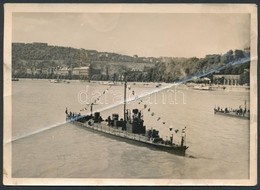 Cca 1935 A M. Kir. Folyamőrság Hajója A Dunán. Eredeti Fotó Hajtásnyommal 18x13 Cm - Autres & Non Classés