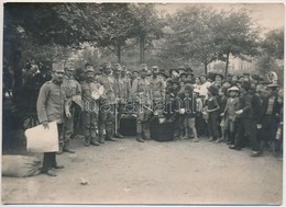 1914 A Mozgósítás Budapesten. A Tábori Konyhákban Megmaradt ételt Kiosztják A Szegények Között. Osztrák-magyar Katonák,  - Altri & Non Classificati