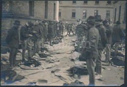 Cca 1914 A Háború. A Népfölkelők Ruhaosztáson, Korabeli Fotó. Verzón Feliratozva, Kis Sarokhiánnyal, 11x16cm - Altri & Non Classificati