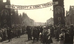 * T2/T3 1940 Csíkszereda, Miercurea Ciuc; Bevonulás. 'Isten Hozott A Csíki Végekre!' Díszkapu ünneplő Tömeggel. Aladics  - Ohne Zuordnung