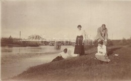 T2 1917 Lugos, Lugoj; Társaság A Folyó Parton A Híd Előtt / Company On The River Bank In Front Of The Bridge. Photo - Unclassified