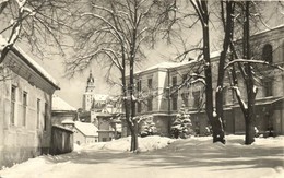 * T2/T3 1960 Körmöcbánya, Kremnitz, Kremnica; Állami Gimnázium Télen / Státne Gymnazium / Grammar School In Winter (EK) - Ohne Zuordnung