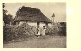 ** T3 Turja-völgye, Kislány A Ház Előtt / Malá Devcátka Pred Chalupou / Transcarpathian Folklore, House  (gluemark) - Non Classés