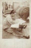 ** T2 Osztrák-magyar Matróz Levélírás Közben A Fedélzeten / WWI Austro-Hungarian Navy Mariner Writes A Letter On Deck. P - Sin Clasificación