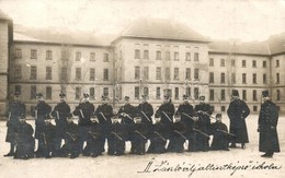 T2 1908 II. Zászlóalj Altisztképző Iskola, Legénységi Laképület, Katonák Puskákkal, Tiszthelyettes Kivont Karddal / WWI  - Unclassified