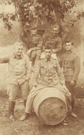 * T2 1918 Katonák Egy Megcsapolt Hordón / WWI Austro-Hungarian K.u.K. Soldiers On A Drilled Barrel. Photo - Non Classés