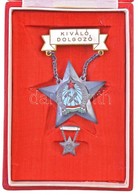 1954. 'Kiváló Dolgozó' Rákosi-címeres Zománcozott Fém Kitüntetés Miniatűrrel Dísztokban, Viselésre Jogosító Igazolvánnya - Non Classés
