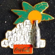 Pin's SUPERBE GRAND PINS PIN COCA COLA AVEC BOUTEILLE EN RELIEF - Coca-Cola