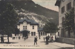 CPA Suisse B F 1517 Fleurier Rue De La Gare Et La Gare Animée - Fleurier