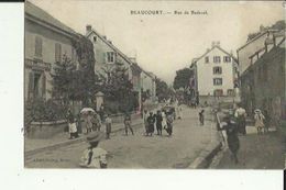 Beaucourt  90    La Rue De Badevel Tres Tres Animée Et Cafe Du Commerce - Beaucourt