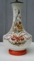 Vase Opaline De Cristal Peint D'un Bouquet Champêtre Monté En Lampe Cca 1890 - Luminaires & Lustres