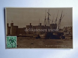 UK GALLES  WALES Caernarfon Castle Low Tide Boat  Old Postcard - Caernarvonshire