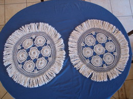 190 - 2 Napperons Au Crochet Avec Franges - Tapetes