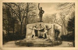 PARIS - Le Monument Aux Volontaires Américains Morts Pour La France - Statues