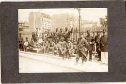 PHOTO 422 - MILITARIA - Photo Originale 11,5 X 8 Sur Carton - Groupe De Soldat & Policier N°XIV Sur Le Col à PARIS - Guerra, Militari